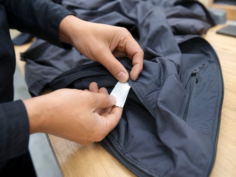 ロゴのないケアラベルの製品番号を確認するイメージ