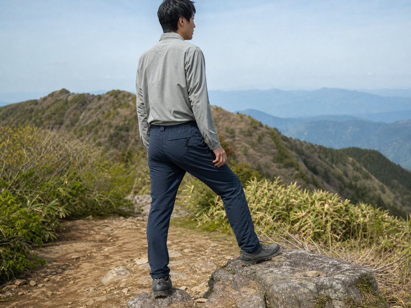 5-Pocket Pantsを成人男性モデルが着用する自然使用イメージ