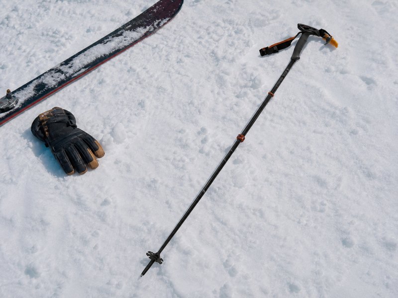 雪山で使用するBlack Diamond Carbon Whippet Poleを想起させるスキー用ポールのイメージ