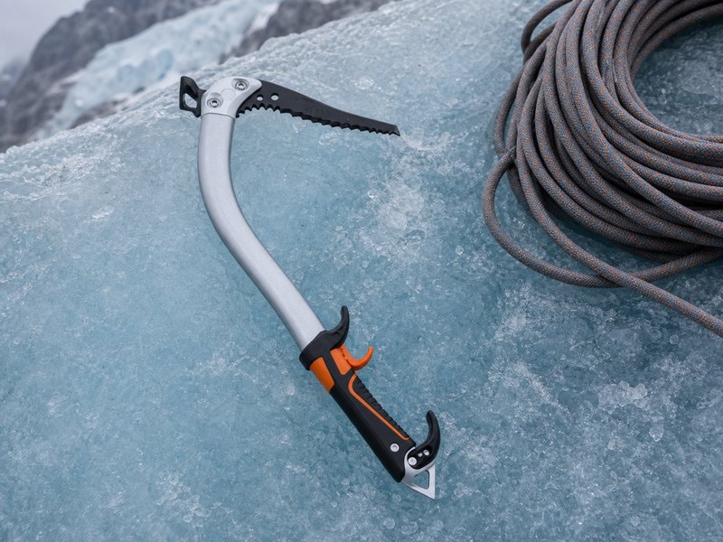 氷壁で使用するPetzl QUARKを想起させるテクニカルアックスのイメージ