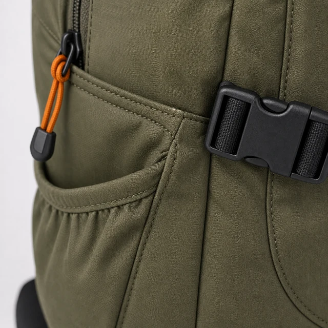 登山用バックパックの生地やパーツを接写した例