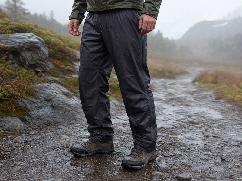 Torrentshell 3L Rain Pantsを想起させる登山用レインパンツの使用イメージ
