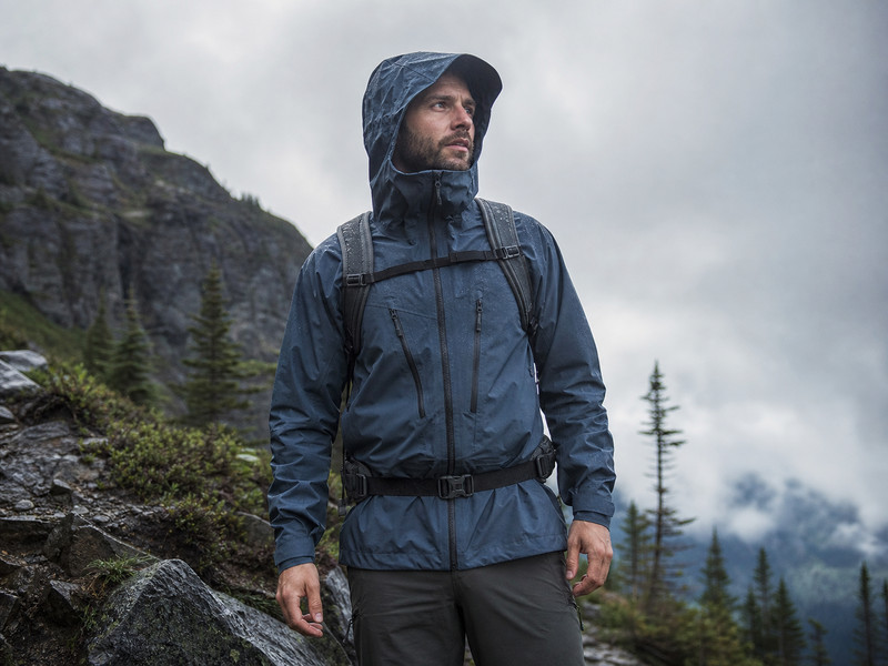 Mountain Jacketを想起させる高耐久ハードシェルの使用イメージ
