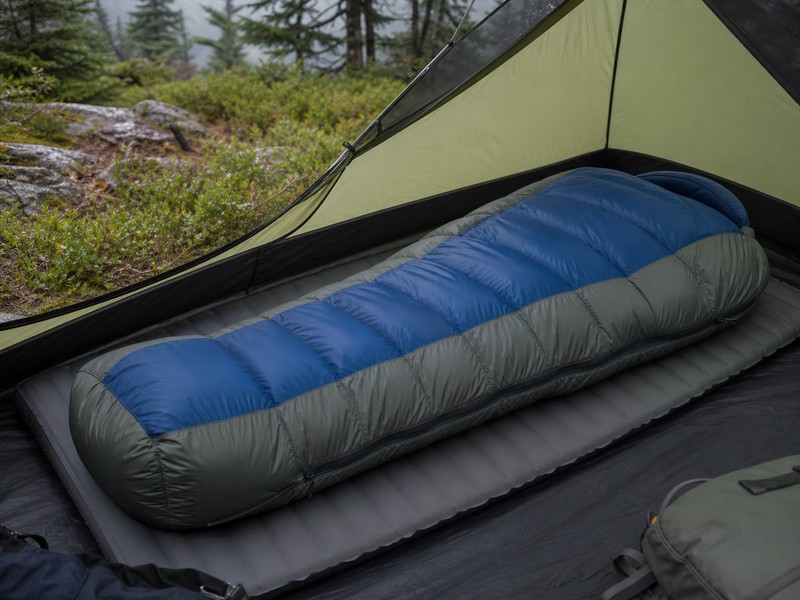 Trestles Elite Eco 20° Sleeping Bagを想起させる化繊シュラフの使用イメージ