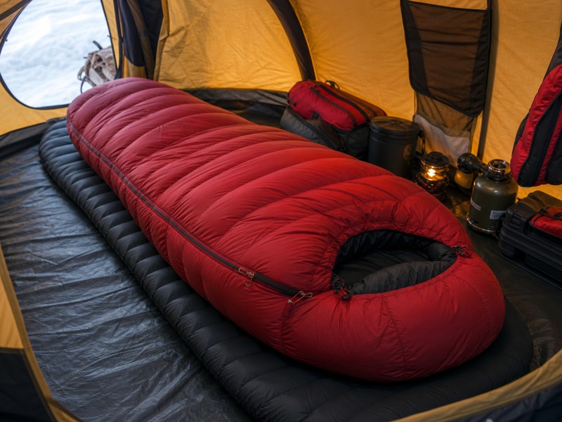 Expedition 1200を想起させる厳冬期・高所向けダウンシュラフの使用イメージ